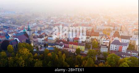 Landschaftlich schöne Luftaufnahme des historischen Zentrums von Jihlava im Herbst Gaze mit Blick auf Glockentürme der St. Jakobus und St. Ignatius Kirchen und roten Kirchturm der Stadt Stockfoto