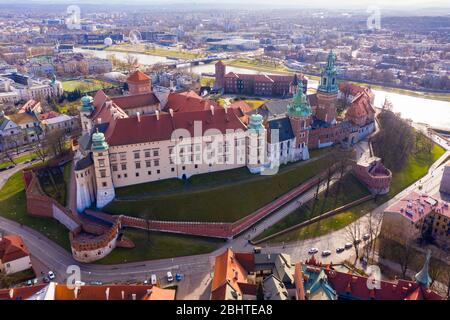 Luftaufnahme des Wawel-Hügels mit befestigter Schlossanlage und Glockenturm der Kathedrale der Heiligen Stanislaus und Wenzel am sonnigen Frühlingstag, Krakau, Polan Stockfoto