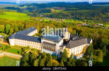 Malerische Herbstlandschaft mit imposanten historischen сhateau Zbiroh Schloss in kleinen tschechischen Stadt in der Region Pilsen Stockfoto