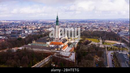 Luftaufnahme des aktiven katholischen Klosters Jasna Gora in Tschenstochau im Hintergrund mit modernem Stadtbild im Frühjahr, Polen Stockfoto