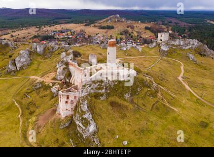 Blick von der Drohne auf die Überreste der alten zerstörten Burg im polnischen Dorf Olsztyn im Kreis Tschenstochau im Frühling Stockfoto