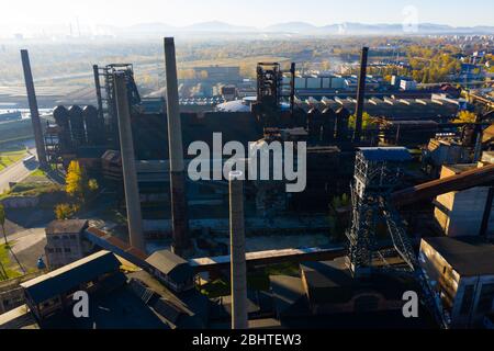 Luftaufnahme der alten rostigen Anlagen der geschlossenen metallurgischen Anlage in Vitkovice Bezirk der Stadt Ostrava, Tschechische Republik Stockfoto