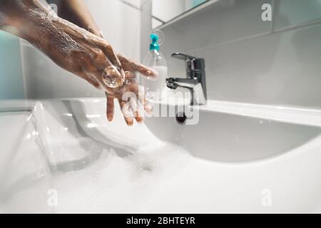 Weibliche Hände waschen mit Flüssigseife zur Verhinderung und Verhinderung der Ausbreitung von Corona-Virus - Hygiene und Gesundheitswesen Menschen Konzept Stockfoto