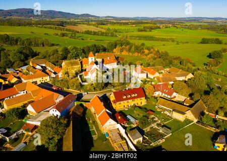 Landschaftlich schöne Luftaufnahme des typischen tschechischen Dorfes Cakov im Herbst, Ceske Budejovice Bezirk Stockfoto