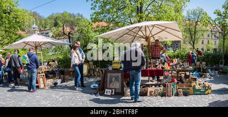 Panorama-Blick auf die Menschen in Ljubljana Flohmarkt in der Mitte Mai Stockfoto