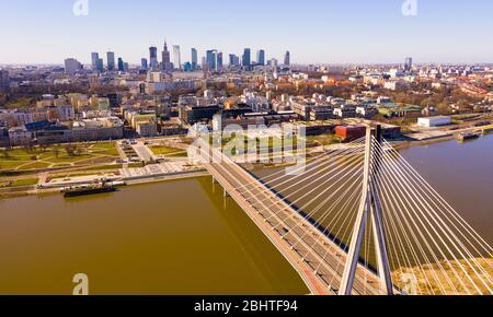 Panoramablick von der Drohne Warschaus modernes Stadtbild am linken Weichselufer mit Swietokrzyski-Brücke im Frühjahr, Polen Stockfoto