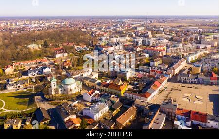 Luftaufnahme der modernen Landschaft der polnischen Stadt Skierniewice am Frühlingstag, Woiwodschaft Lodz Stockfoto