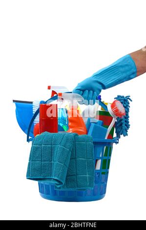 Vertikale Aufnahme einer blauen Hand mit Handschuhen, die einen runden blauen Plastikkorb mit Reinigungsmitteln hält. Weißer Hintergrund. Stockfoto