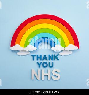 Danke nhs Regenbogen Banner. Regenbogen ob blauer Hintergrund mit Buchstaben Stockfoto