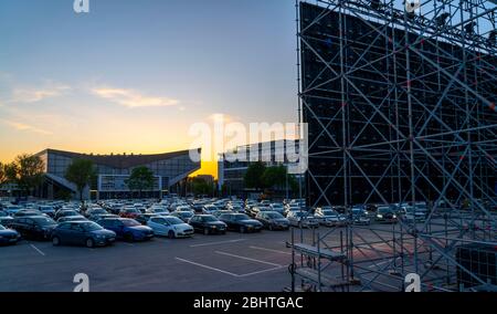 Temporäres Drive-in Kino, auf dem Parkplatz vor der Messe Essen, Grugahalle, große LED-Leinwand, im Stadtteil RŸttenscheid, Effekte der Th Stockfoto