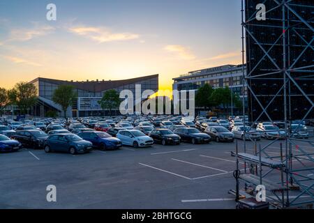 Temporäres Drive-in Kino, auf dem Parkplatz vor der Messe Essen, Grugahalle, große LED-Leinwand, im Stadtteil RŸttenscheid, Effekte der Th Stockfoto