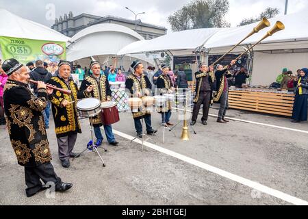 Samara, Russland - 5. Oktober 2019: Usbekische Volksmusiker spielen auf traditionellen Musikinstrumenten an den Feiertagen Stockfoto