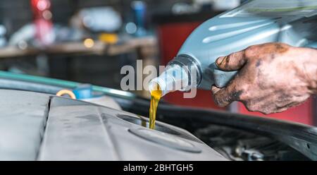 Beim Austausch neues Öl aus dem Behälter in den Motor einfüllen Stockfoto