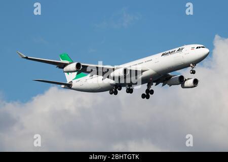 Istanbul/Türkei - vom 30. März 2019: Mahan Air Airbus A340-300 EP-MMT Passagierflugzeug der Landung am Flughafen Istanbul Atatürk Stockfoto