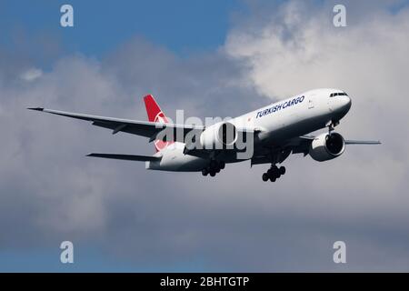 Istanbul/Türkei - vom 30. März 2019: Turkish Cargo Boeing 777-200TC-ljl Flugzeug Landung am Flughafen Istanbul Atatürk Stockfoto