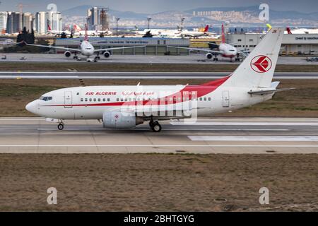 Istanbul / Türkei - 30. März 2019: Air Algerie Boeing 737-600 7T-VJR-Passagierflugzeug fliegt am Flughafen Istanbul Atatürk ab Stockfoto