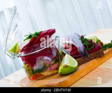 Gebeizt poutassou in hausgemachten Marinade aus Olivenöl und Limonensaft mit Gewürzen, Zwiebeln und Zuckerrüben Stockfoto