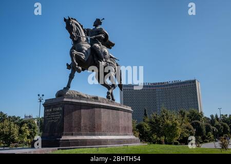 Statue von Amir Temur vor dem Hotel Usbekistan, Taschkent, Usbekistan Stockfoto