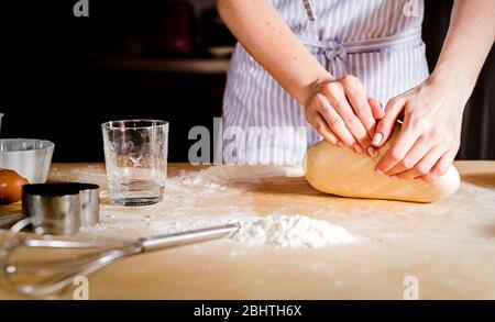 Weibliche Hände machen Teig für Pizza Küche Zubehör Stockfoto