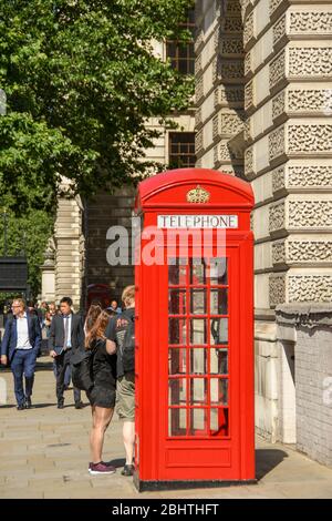 LONDON, ENGLAND - JULI 2018: Traditionelle rote Telefondose in einer Straße in Westminster, London Stockfoto