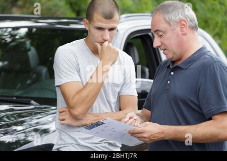 Schadensregulierer Versicherungsagent Inspektion beschädigtes Auto Stockfoto