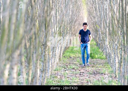 Einsamer Mann auf einem Waldspaziergang Stockfoto