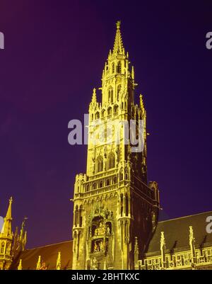Neues Rathaus in der Abenddämmerung, Marienplatz, München, Bayern, Bundesrepublik Deutschland Stockfoto