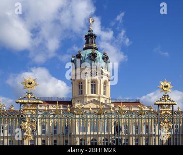 Fassade und Tor des Schlosses Charlottenburg aus dem 17. Jahrhundert, Charlottenburg, Berlin, Bundesrepublik Deutschland Stockfoto