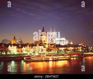 Blick auf die Stadt bei Dämmerung über den Rhein, Köln (Köln), Nordrhein-Westfalen, Bundesrepublik Deutschland Stockfoto