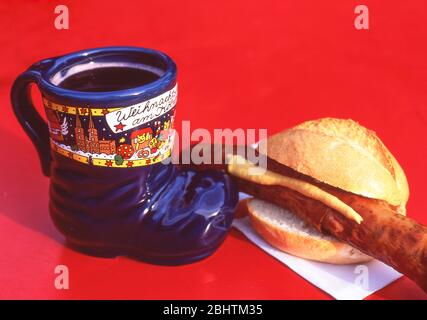 Heißwein und Bratwurst auf dem Alten Markt, Köln (Köln), Nordrhein-Westfalen, Bundesrepublik Deutschland Stockfoto