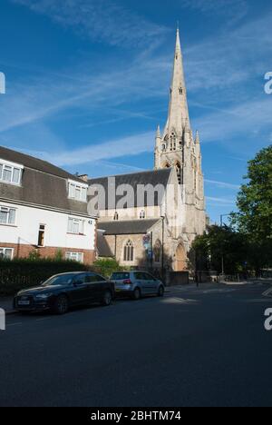 Neugotische Architektur Holy Trinity Roman Catholic Church, 41 Brook Green, Hammersmith, London W6 7BL von William Wardell Joseph Hansom Stockfoto