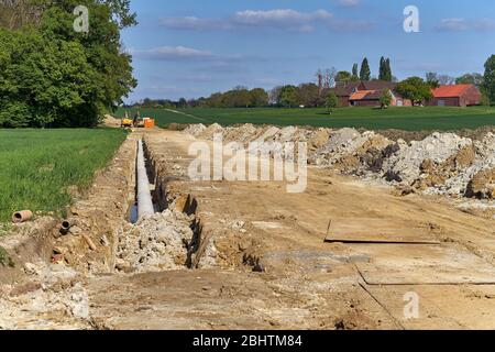 Verlegung von Rohren auf einer Baustelle Stockfoto