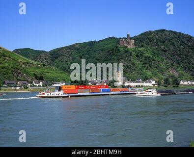 Containerschiff auf Rhein, Kaub, Rheinland-Pfalz, Bundesrepublik Deutschland Stockfoto