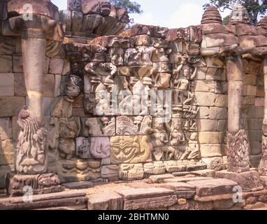 Bas-Relief Schnitzereien auf Terrasse der Elefanten, Angkor Thom, Siem Reap, Königreich Kambodscha Stockfoto