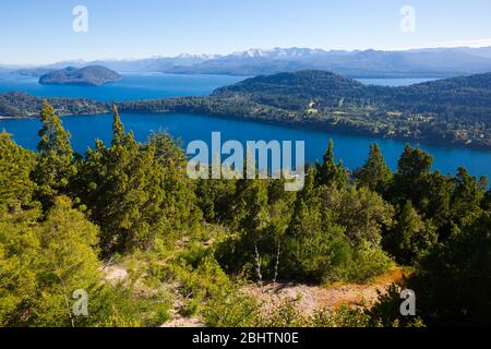 Blick auf den See Nahuel Huapi und Hängen des Berges Cerro Campanario in der Nähe von Bariloche. Argentinien, Südamerika Stockfoto