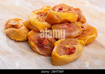 Bild von frischen, rohen Hähnchen Schenkel auf Holz- Oberfläche, niemand Stockfoto