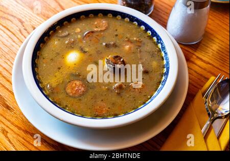 Zuek staropolski - altpolnische saure Roggensuppe mit Wurst und Ei Stockfoto