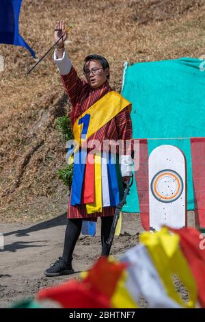 Bhutan, Paro. Bogenschießen Wettbewerb, Bhutan's National Sport. Archer in traditioneller Kleidung. Stockfoto