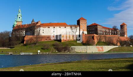 Mittelalterliche befestigte architektonische Komplex von Wawel Сastle und Glockenturm der Erzkathedrale Basilika an den Ufern der Weichsel im Frühling, Krakau, Pol Stockfoto