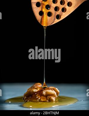 Honig tropft aus Holz Honig Dipper. Stockfoto