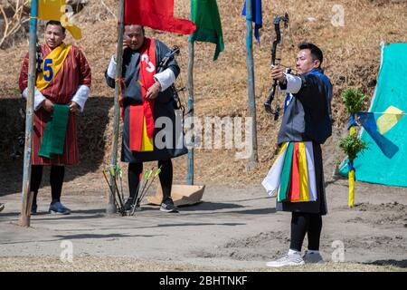 Bhutan, Paro. Bogenschießen Wettbewerb, Bhutan's National Sport. Archer in traditioneller Kleidung. Stockfoto