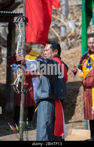 Bhutan, Paro. Bogenschießen Wettbewerb, Bhutan's National Sport. Archer in traditioneller Kleidung. Stockfoto