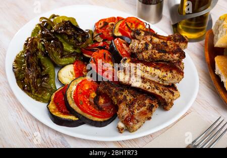 Gegrillte Schweinebrippen in Senf und Gemüse Stockfoto