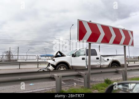 Crash-Unfall mit einem Pickup-Lkw auf der Autobahn City Road. Beschädigte große weiße Fahrzeug nach Kollisionsunfall warten auf Polizei und Abschleppwagen Stockfoto