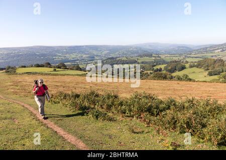 Frau, die auf einem Fußweg an den Hängen des Zuckerhuts, Wales, Großbritannien, läuft Stockfoto