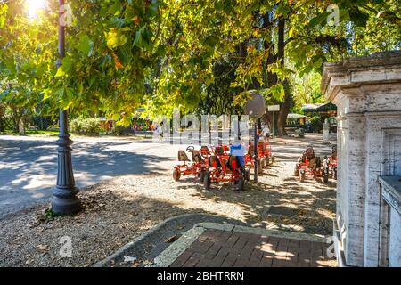 Eine Attraktion für den Go-Kart-Verleih im Park und auf dem Gelände der Villa Borghese in Rom, Italien Stockfoto