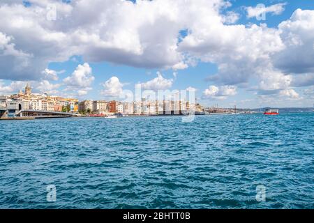 Der internationale Kreuzfahrthafen am Bosporus und am Goldenen Horn im Stadtteil Karakoy Galata in Istanbul, Türkei Stockfoto