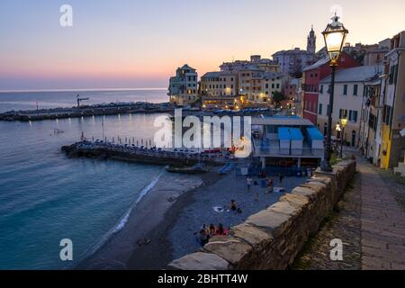 Bogliasco, Italien - 18. August 2019: Abend im malerischen Dorf Bogliasco an der ligurischen Küste bei Genua, Ligurien, Italien Stockfoto