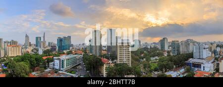 Panoramablick über das Stadtzentrum von Saigon vom Dach des Sofitel Saigon Plaza Hotel, Ho Chi Minh City, Südvietnam Stockfoto