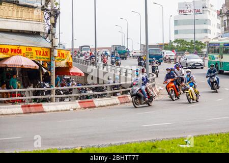 Typische geschäftige Straßenansicht mit Motorrädern im Verkehr in der Innenstadt von Saigon (Ho Chi Minh City), Südvietnam Stockfoto